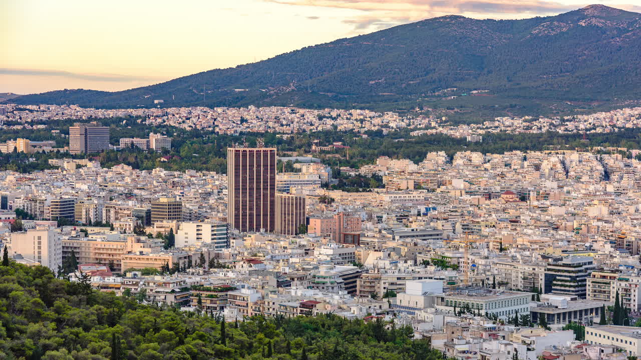 구름이 지나가는 저속 도시 아테네