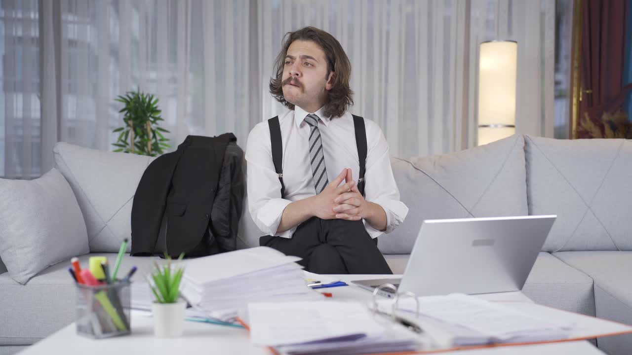 진지하고 규율된 사업가가 생각에 집중하고 있습니다.