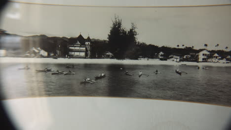 Blick-Durch-Die-Hölzerne-Lupe-Des-Alten-Fotos-Mit-Auslegerbooten,-Nahaufnahme