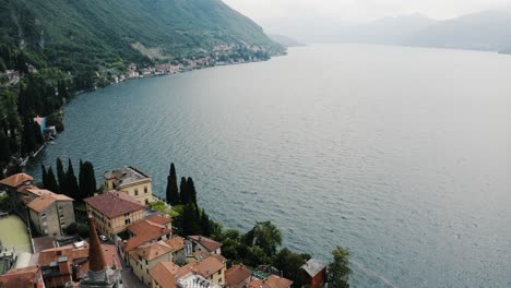 Vista-Aérea-De-Varenna,-Italia-Sentada-En-Lo-Alto-De-La-Orilla-Del-Lago-De-Como