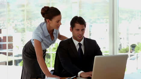 una mujer de negocios ayudando a un colega.