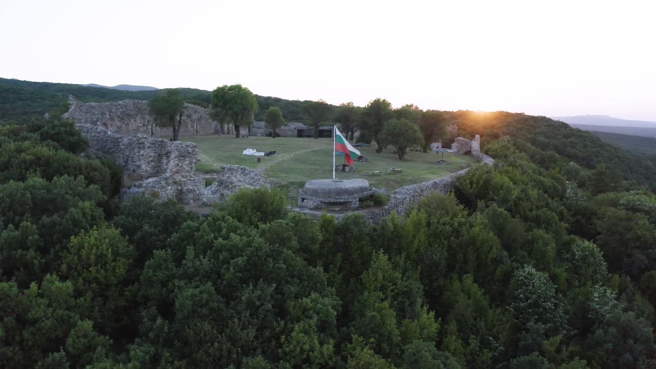 Bandiera bulgara presso la Fortezza di Mezek Neoutzikon all'alba a Mezek, Bulgaria