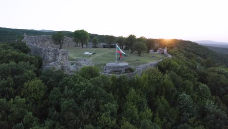 Bandera-Búlgara-En-La-Fortaleza-De-Mezek-Neoutzikon-Al-Amanecer-En-Mezek,-Bulgaria