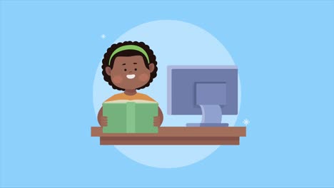 una chica estudiando en una computadora.