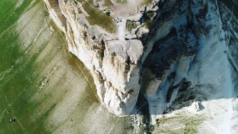 luftaufnahme einer dramatischen klippe