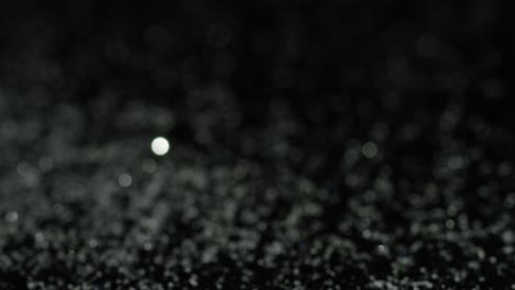 partículas de brillo sobre un fondo negro