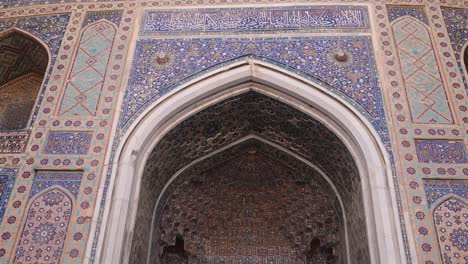 azulejos detallados en el arco de la madrasa islámica en la plaza registan en samarcanda, uzbekistán a lo largo de la histórica ruta de la seda