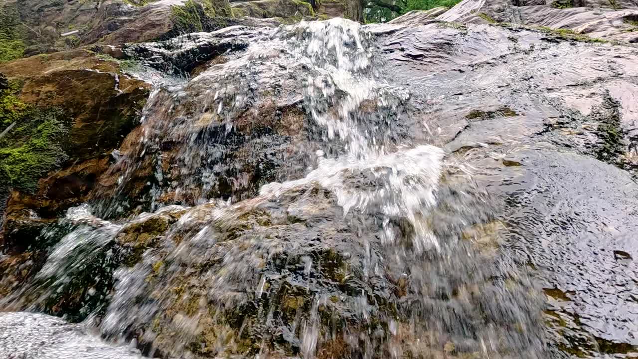 cascadas de agua sobre las rocas en dunkeld, escocia