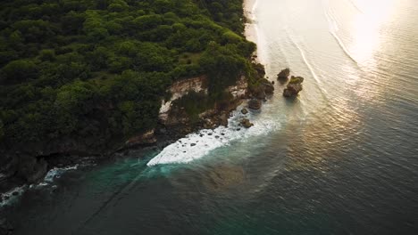 Beautiful-Bingin-beach-with-exotic-cliffs-houses-and-hotel-located-in-Bali,-Indonesia