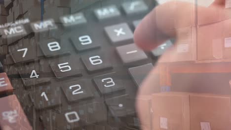 animación de una persona que usa una calculadora con pilas de cajas en un almacén