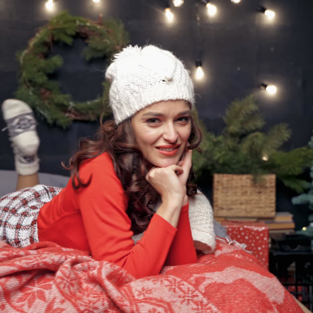una mujer joven relajándose en navidad.