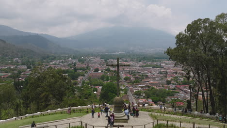 imágenes aéreas volando desde el cerro de la cruz revelando el parque en antigua, guatemala