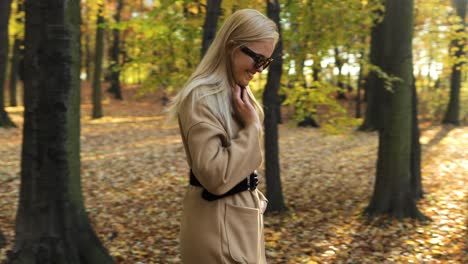 Hermosa-Niña-Feliz-Caminando-En-El-Parque-En-Otoño