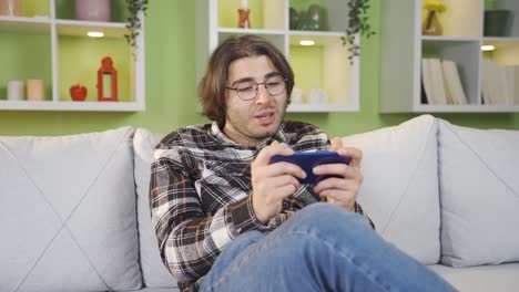 joven usando su teléfono inteligente de una manera útil mira ciencia y videos científicos.