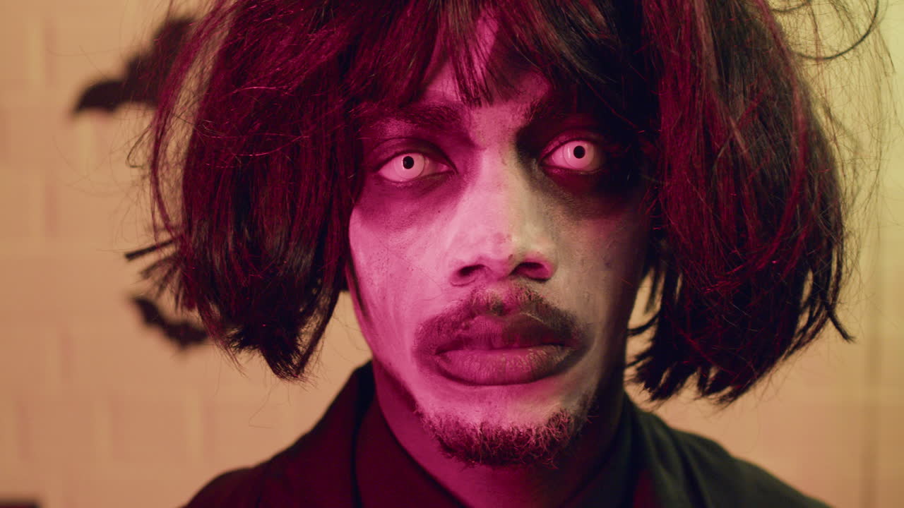 할로윈 파티 에서 카메라 를 보고 있는 남자