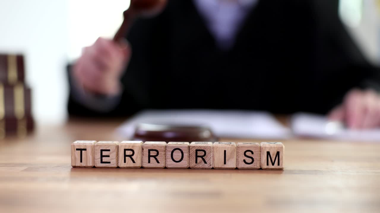 Giudice che condanna il terrorismo presso la Corte Penale Internazionale.