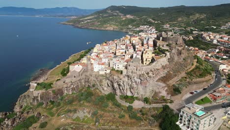 Castillo-De-Castelsardo-Y-Ciudad-Fortificada-En-Cerdeña,-Italia---Círculos-Aéreos-De-Drones-De-4k