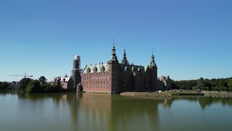 frederiksborg reflection - drone zoom out