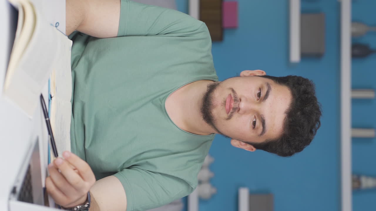 우울증에 걸린 남학생의 수직 비디오.