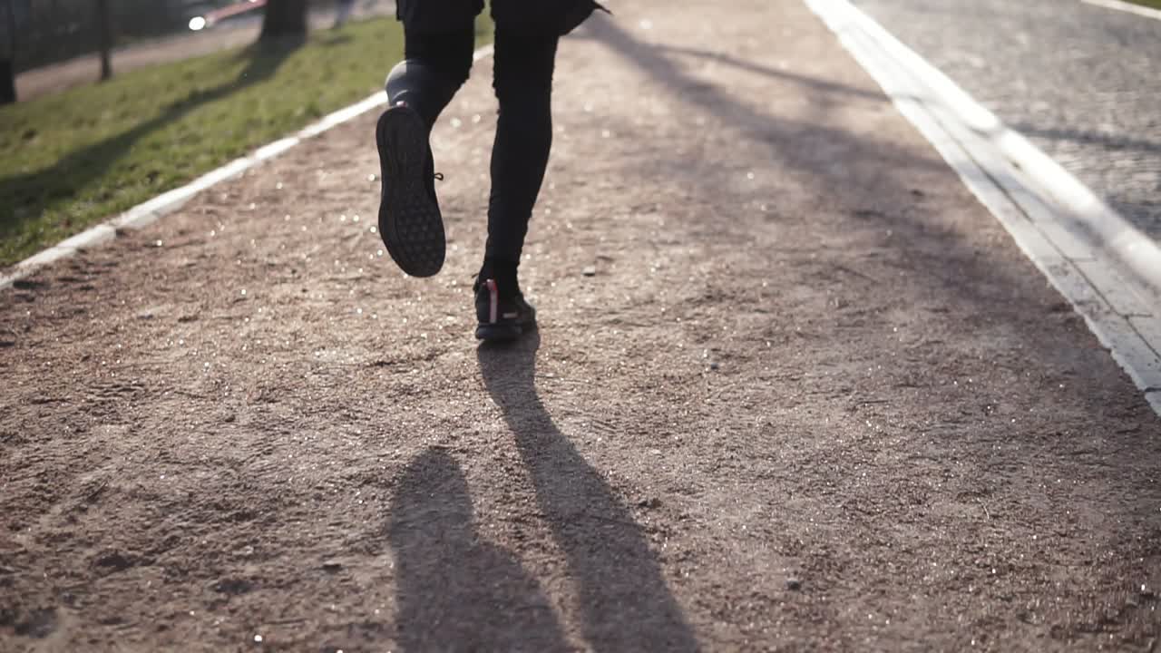 imágenes de piernas masculinas corriendo, deportes y recreación.