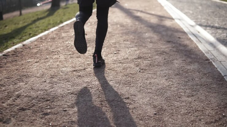Riprese di gambe maschili che corrono. Sport e tempo libero