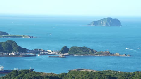 Vistas-Panorámicas-De-Timelapse-Del-Puerto-Pesquero-De-Shen&#39;ao-Y-El-Islote-Keelung-Durante-El-Día-Desde-La-Antigua-Ciudad-Montañosa-De-Jiufen,-Distrito-De-Ruifang,-Nueva-Ciudad-De-Taipei,-Taiwán