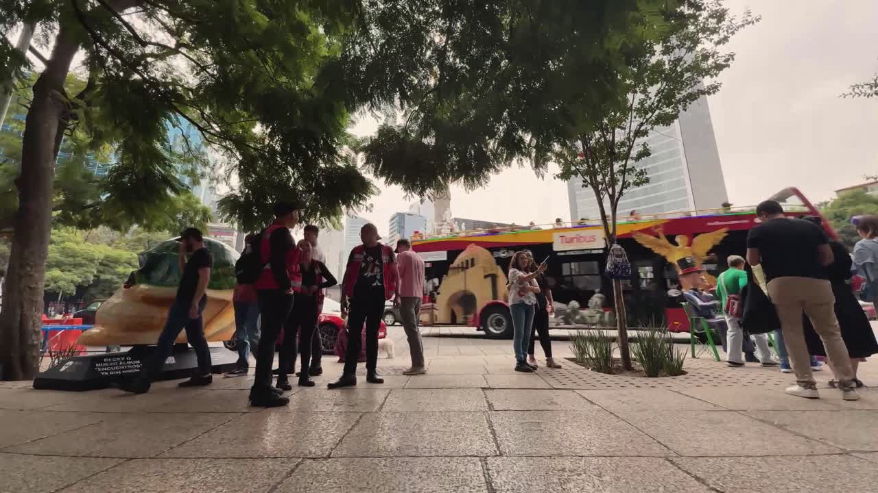 Timelapse footage of the Day of Dead celebrations at Angel of Independence monument in CDMX