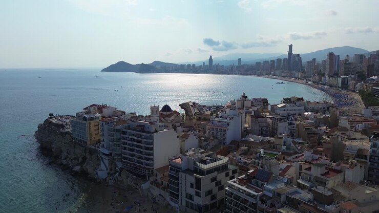 Panorama aereo dello skyline della città di Benidorm dalla spiaggia di Poniente, Spagna, meta di vacanze sulla Costa Blanca
