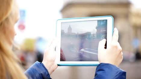 Woman-with-pad-making-photos-of-Kazan-Cathedral-in-St-Petersburg