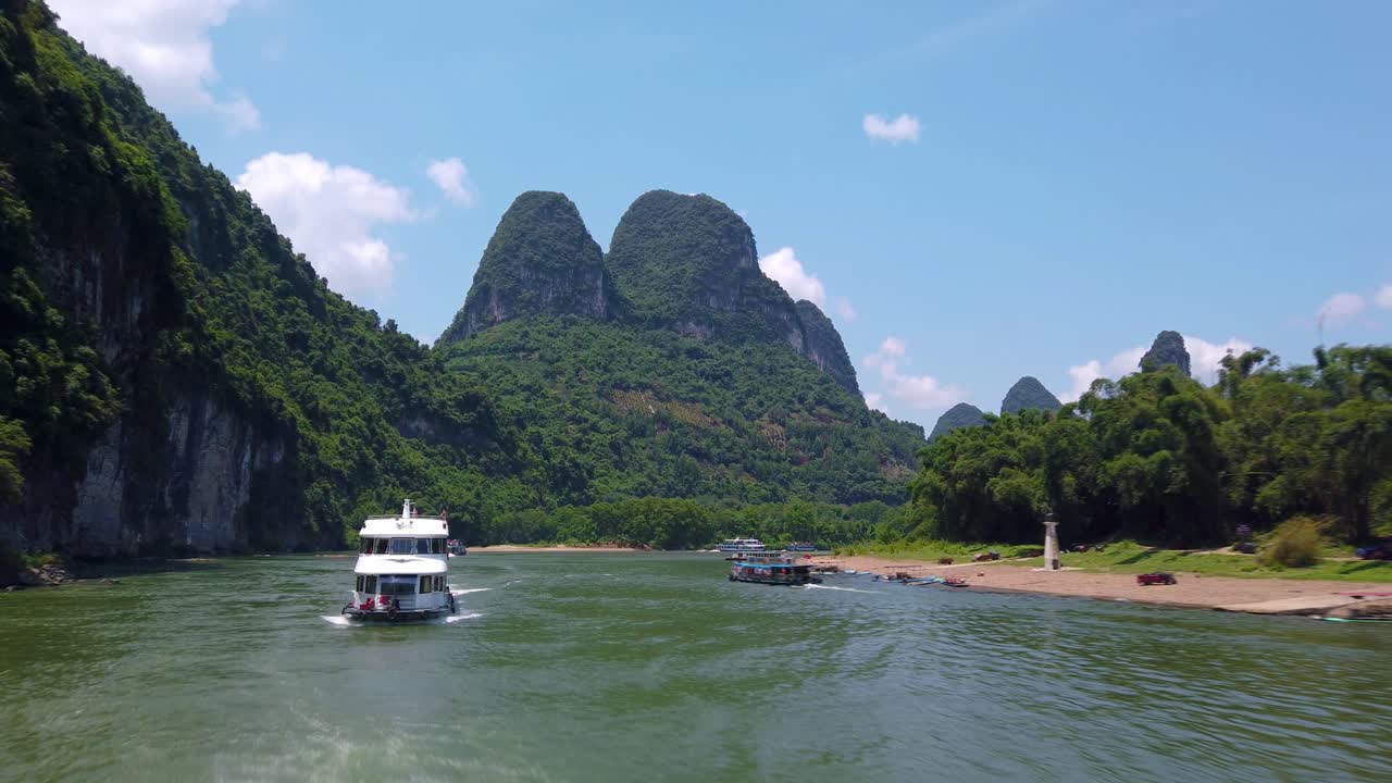 Thuyền tham quan chở đầy du khách khởi hành chuyến đi trên dòng sông Li hùng vĩ từ Quế Lâm đến Dương Sóc, Trung Quốc.