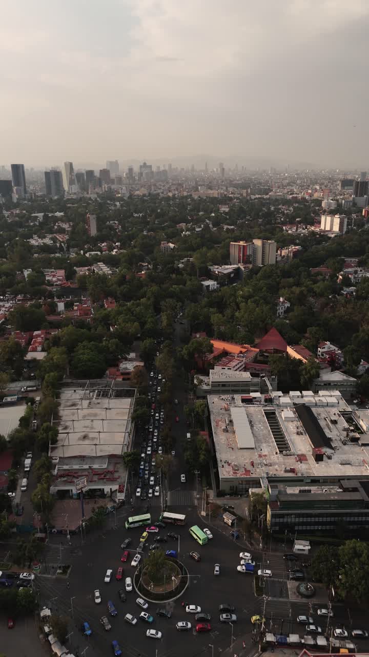 Güney CDMX üzerinde fırtınalı bir öğleden sonranın dikey havadan görünümü