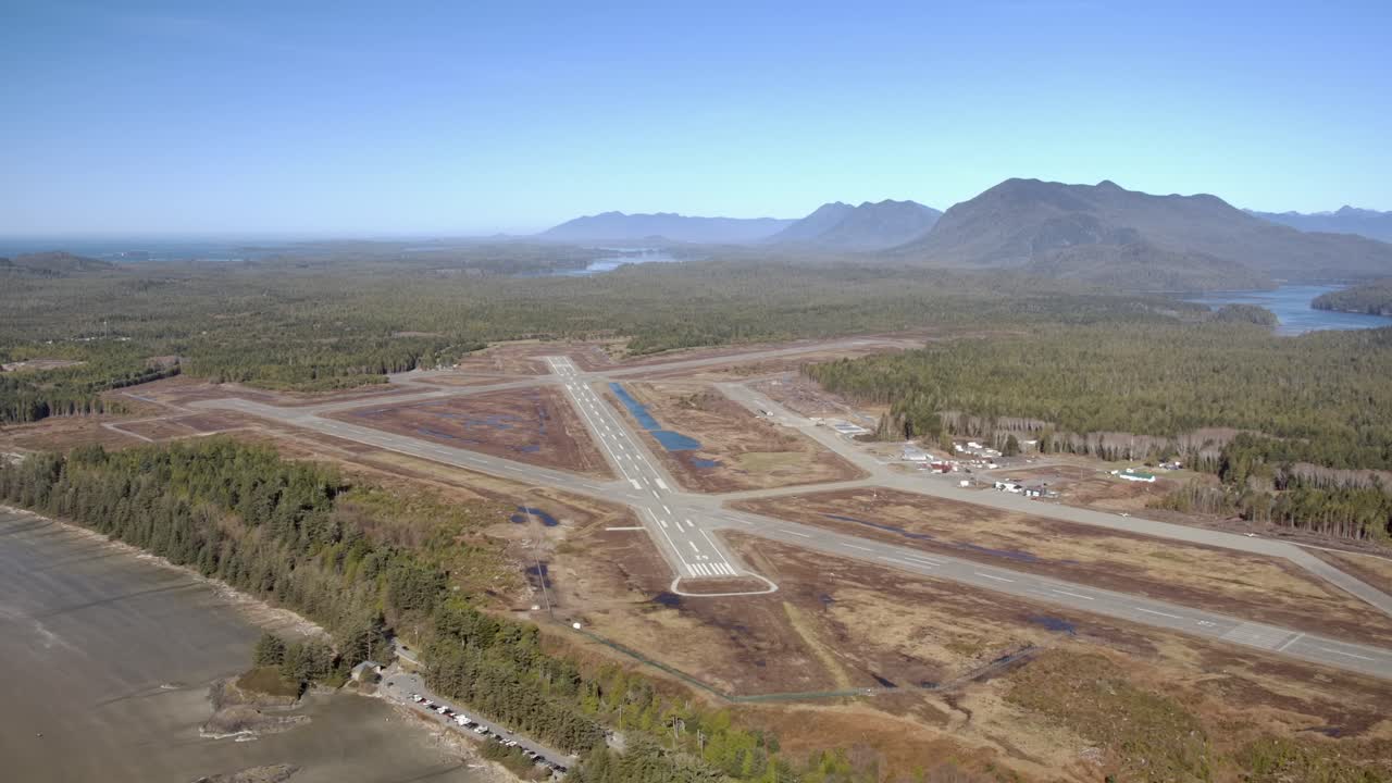 tofino, bc aeropuerto de long beach vista aérea desde el avión, día soleado