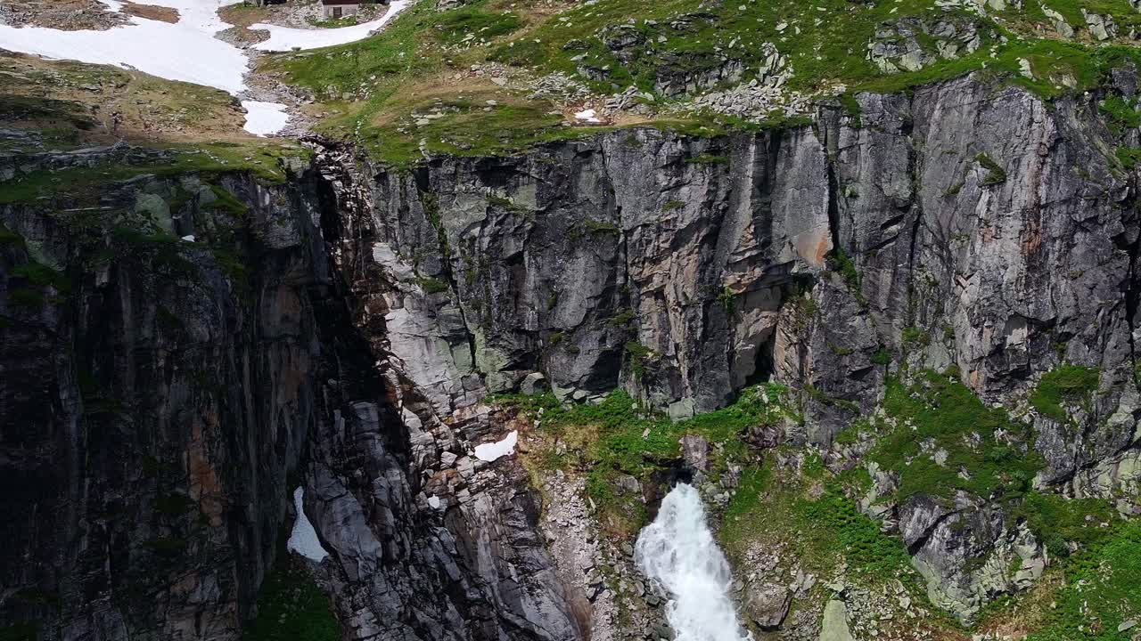 revelación de la cascada y el depósito de agua en el complejo turístico de weissee gletscherwelt, austria