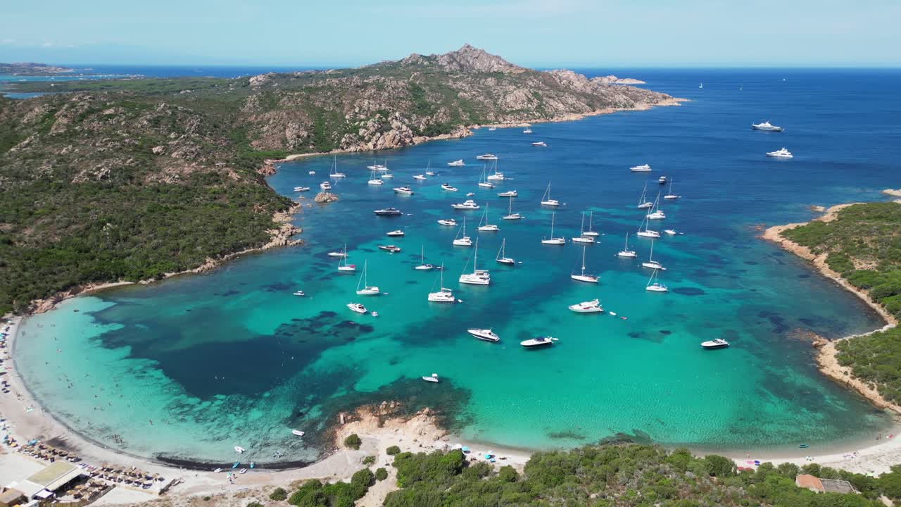 barcos y yates flotando en la cala azul turquesa en la isla de la maddalena, cerdeña - vista aérea escénica 4k