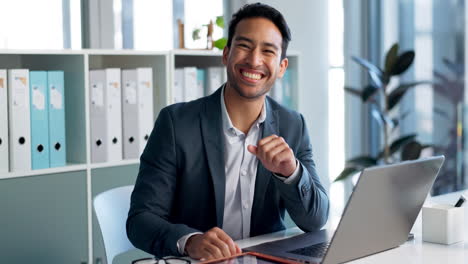 Sonrisa,-Computadora-Portátil-De-Oficina-Y-Hombre-De-Negocios