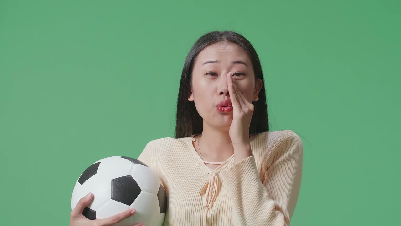 여자 는 축구 경기 에 반응 하고 있다