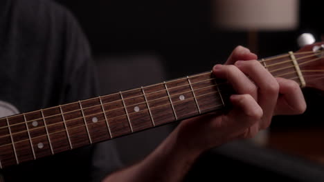 Un-Músico-Tocando-Una-Guitarra-Acústica-En-Cámara-Lenta