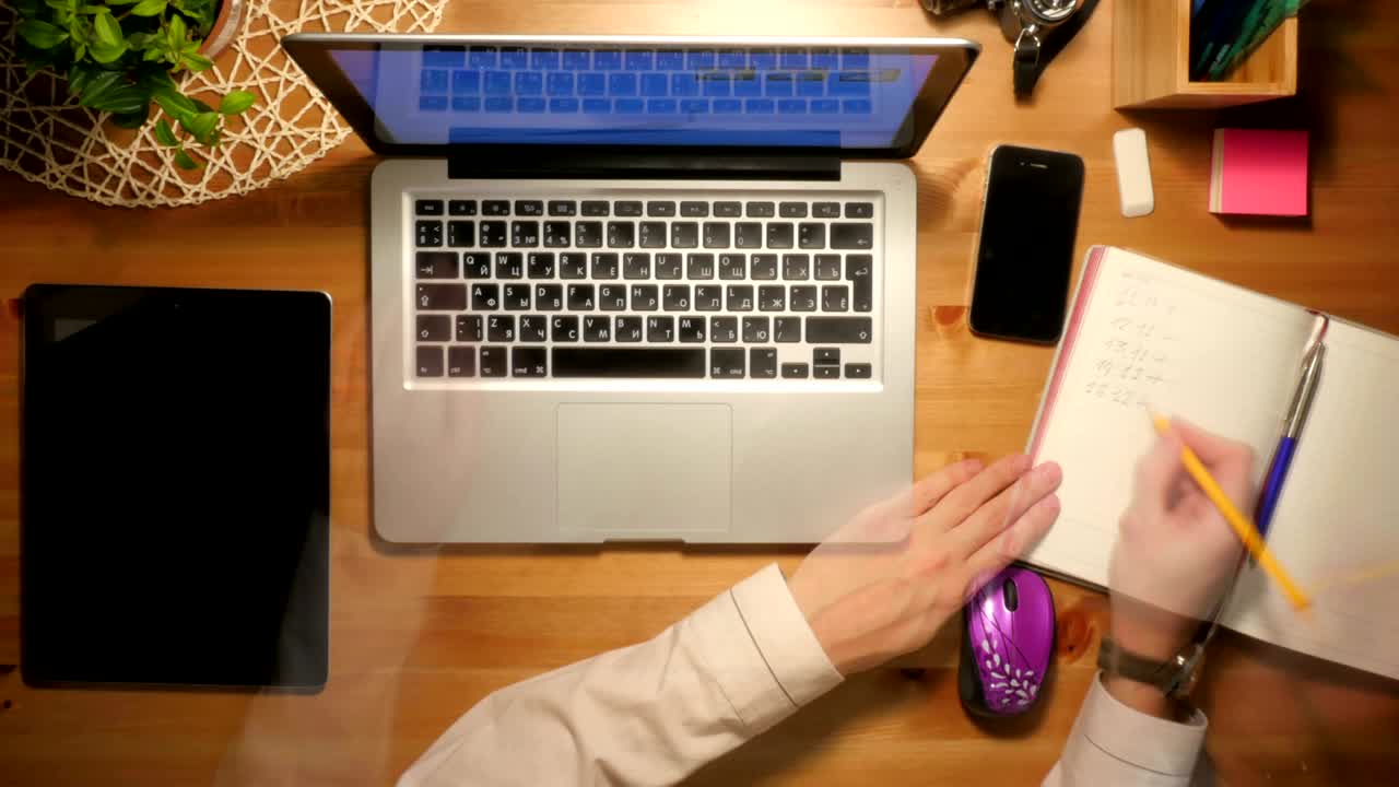 lapso de tiempo. el espacio de trabajo de la persona de negocios moderna