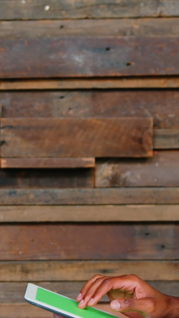 ejecutivo de negocios que usa tableta digital