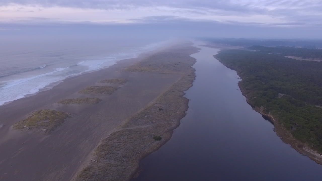 video aéreo de drones del nuevo río en el sur de oregon