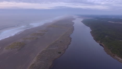 video aéreo de drones del nuevo río en el sur de oregon