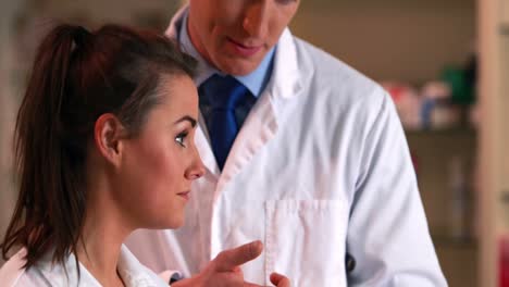 farmacéutico junior hablando con un colega sobre medicina