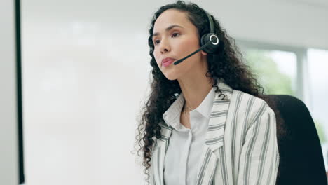 auriculares, hablando y una mujer en un centro de llamadas