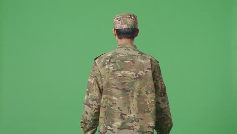 soldado con uniforme de camuflaje