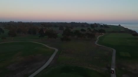 Vista-Aérea-Del-Campo-De-Golf-Durante-La-Puesta-De-Sol