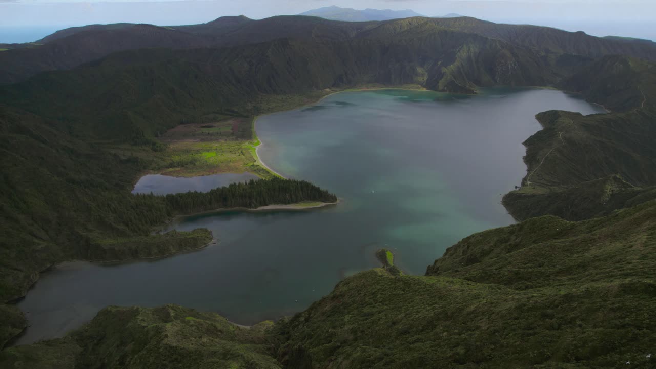 lagoa do fogo on sao miguel, azores의 탁 트인 무인 항공기 전망