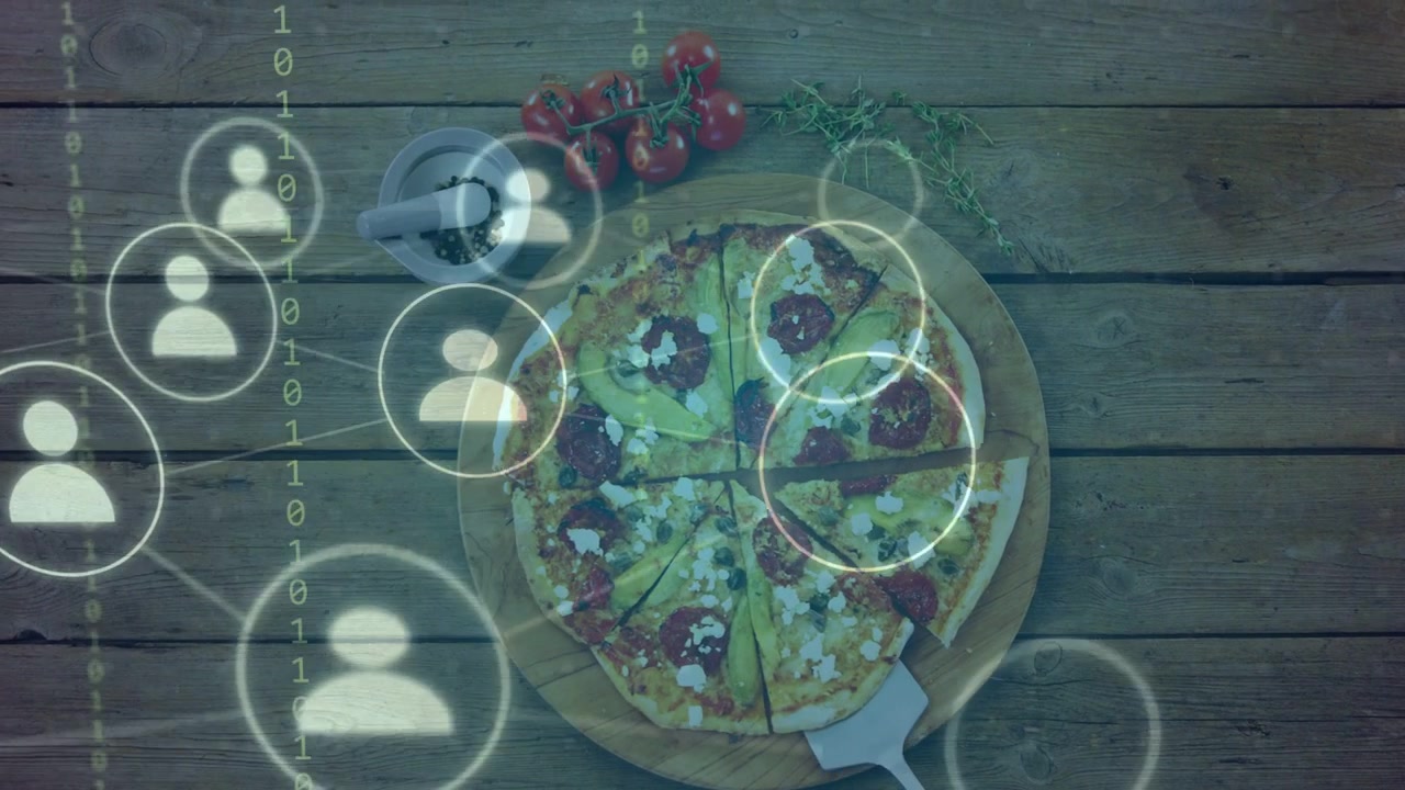 Pizza sobre uma tábua, nós movendo-se para a esquerda selecionando fatias, espátula levantando uma fatia para tecnologia alimentar.