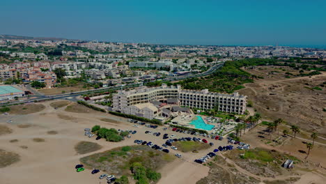 Eine-Drohne-Fliegt-über-Ein-Resort-In-Zypern-In-Der-Nähe-Von-Venus-Beach