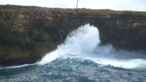 gran ola golpeando la costa en bali