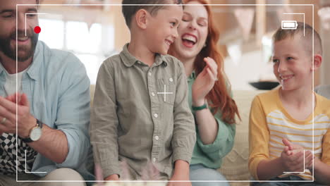 fiesta de cumpleaños, familia y niños en la cámara ux